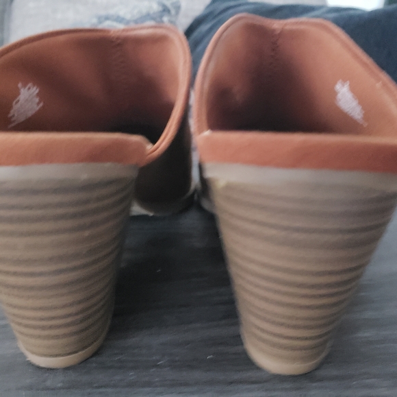 Old Navy Shoes - Picture 10 of 12